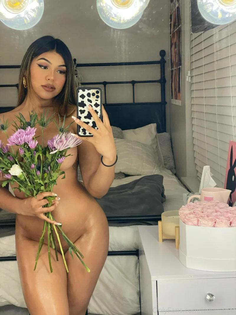 Nude lildedjanet holding flowers in bedroom, leaks her thick ass for the camera