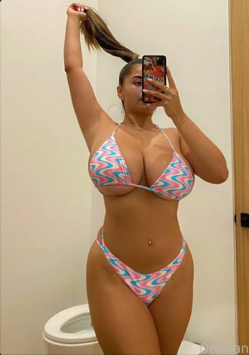 Sexy Noelia Ramirez in wavy bikini takes mirror selfie pulling her hair up